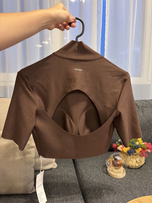 Спортно бюстие, спортни тениски на марката Oysho