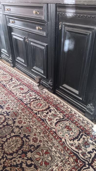 Черен,  разкошен бюфет