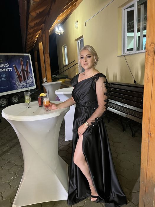 Rochie lunga purtată o singură purtare