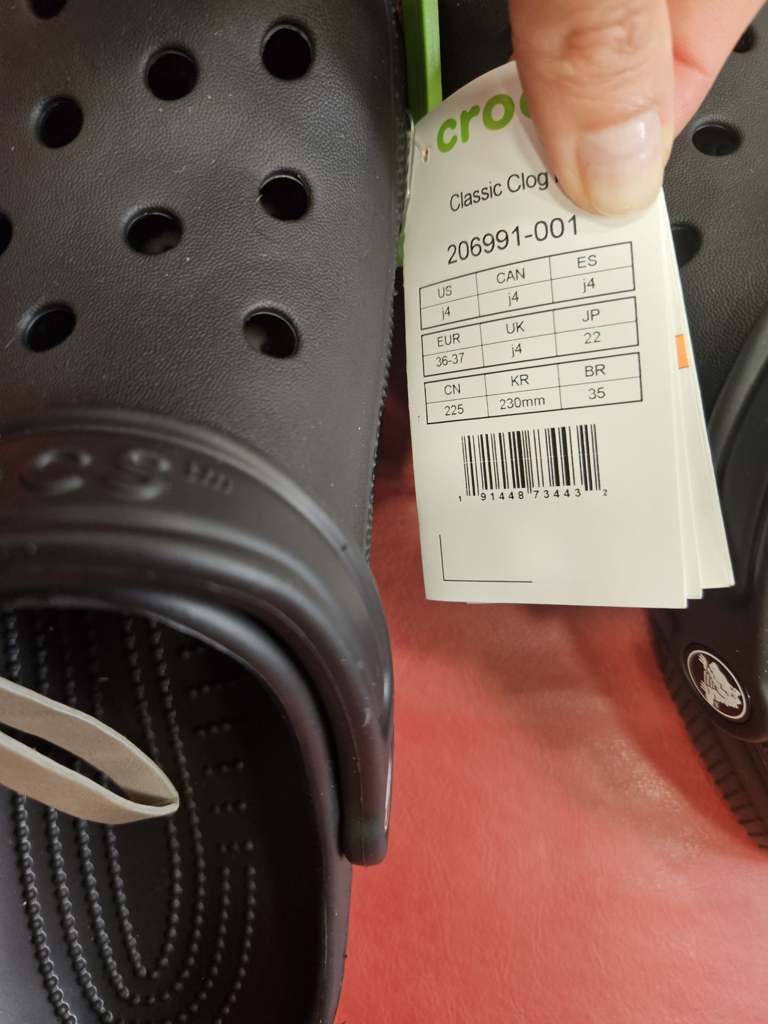 Тези оригинални чехли на Crocs са страшно удобни.