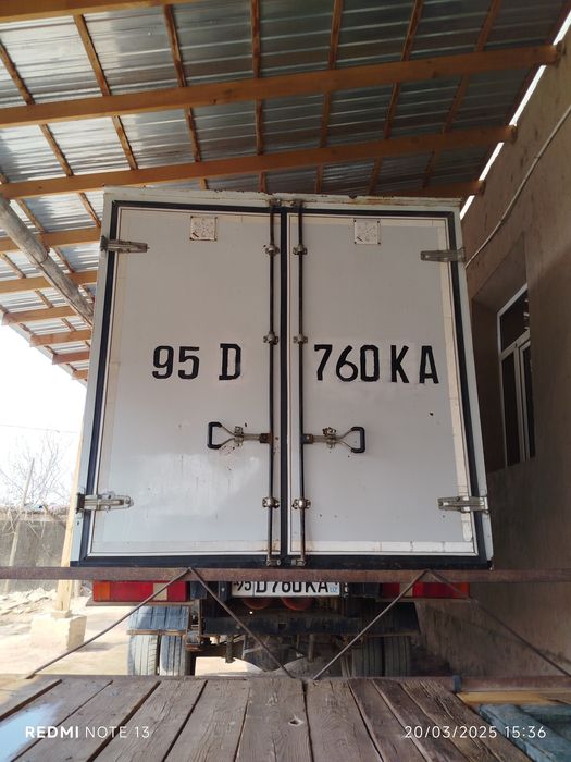 Ishga tayyor yuk mashinasi, yaxshi holatda