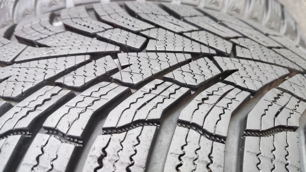 4бр. зимни гуми 205/55/16 Kumho Winter Craft W52
dot23
8.7mm
Много доб