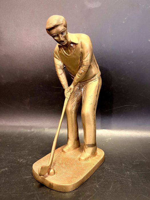 Statuetă reprezentând un jucător de golf.