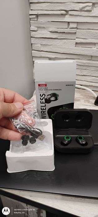 Блутут слушалки с кутия