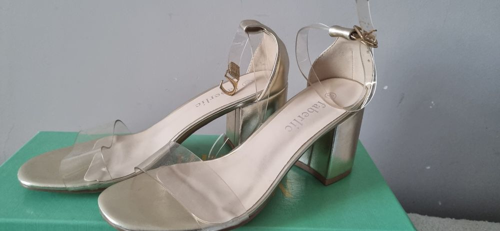 Босоножки новые с  прозрачным верхом