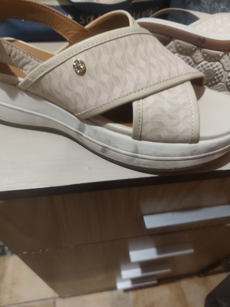 Продавам дамски сандали Geox