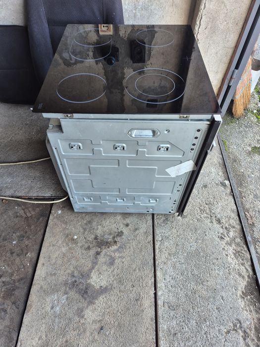 Фурна за вграждане с керамичен плот