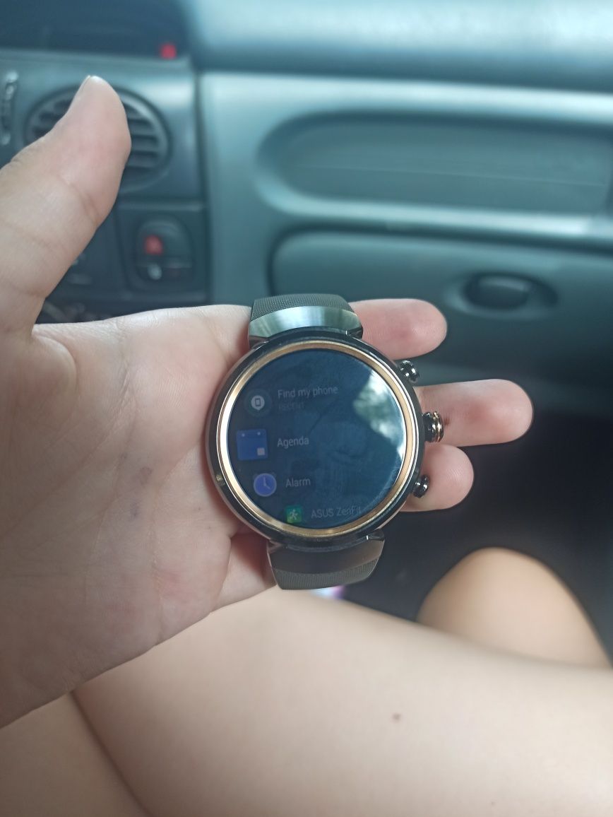 Часовницк с тъч скрийн -asus zen watch 3