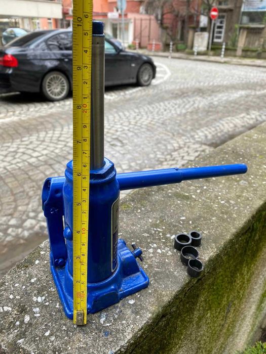 Крик, ключ за джанти, триъгълник, пожарогасител