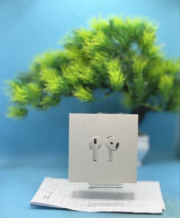 НОВО!!! Безжични слушалки Apple AirPods 4, бели