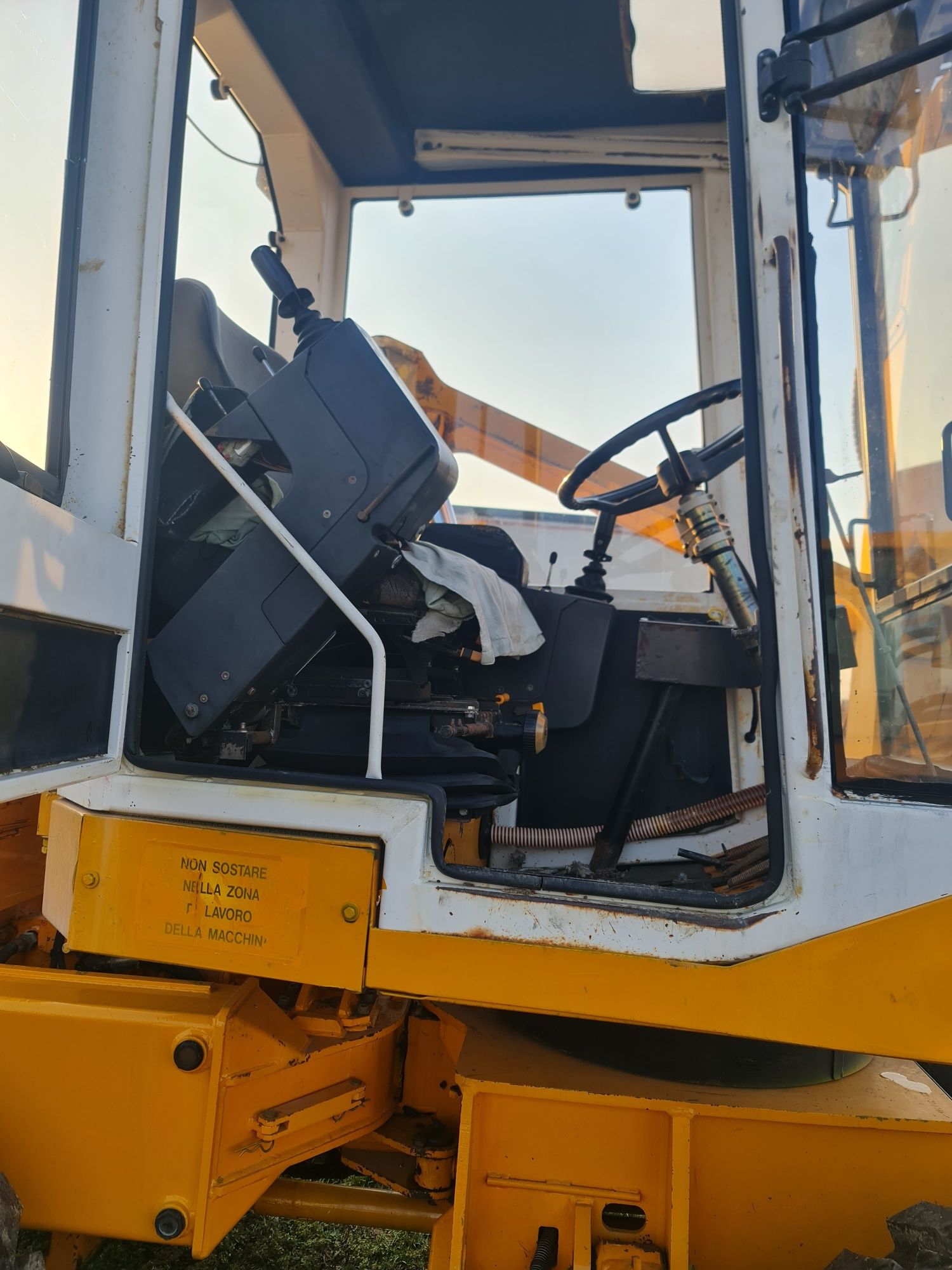 Vînd excavator Mecalac