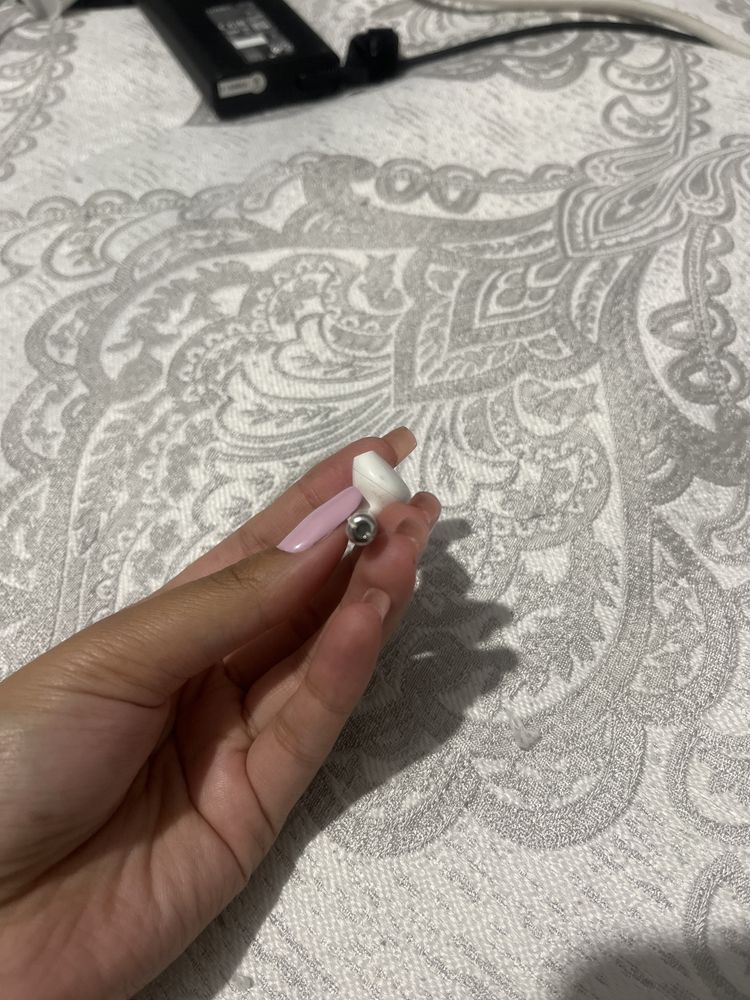 Один правый наушник Airpods 1