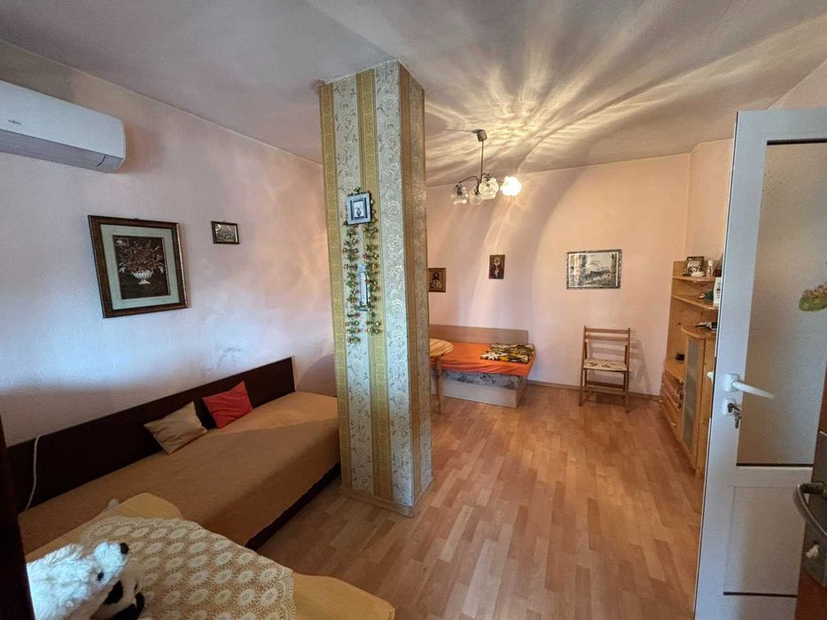 Продава двустаен с голяма тераса-хол в широк център