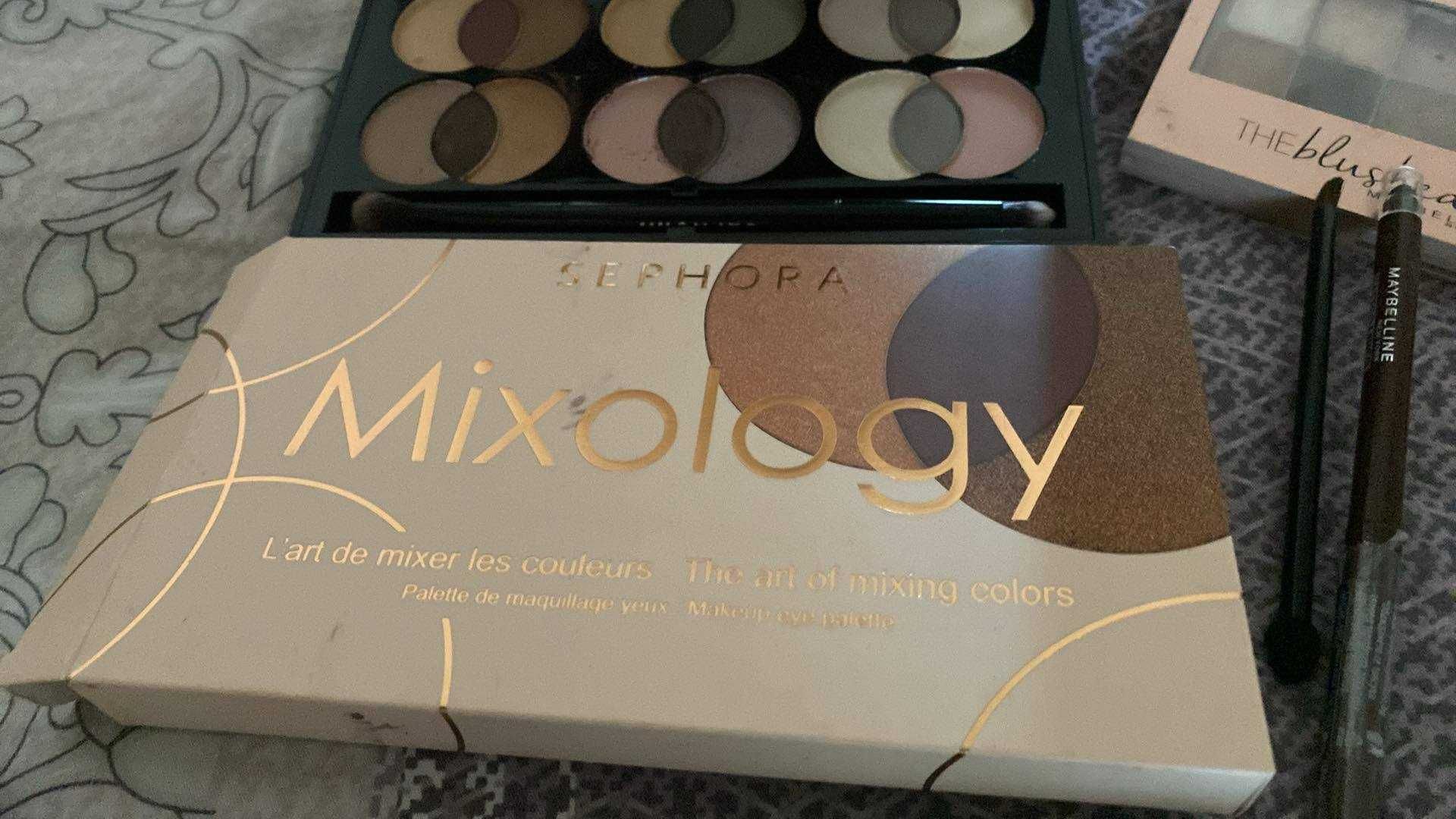 Продавам 2 палитри + молив едната Sephora зa 10 лв