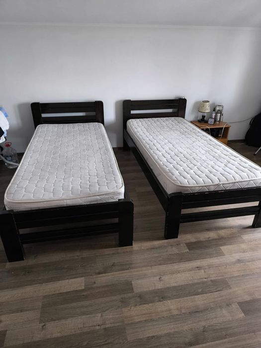 Pat din lemn de o persoană