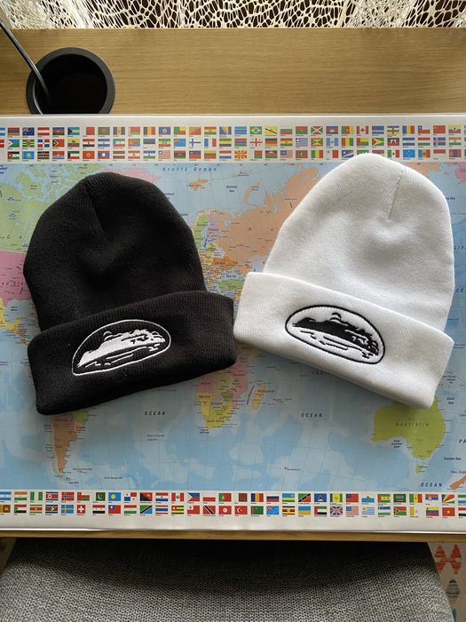 Cortez Beanie – Alb + Negru, Perfecte pentru iarnă