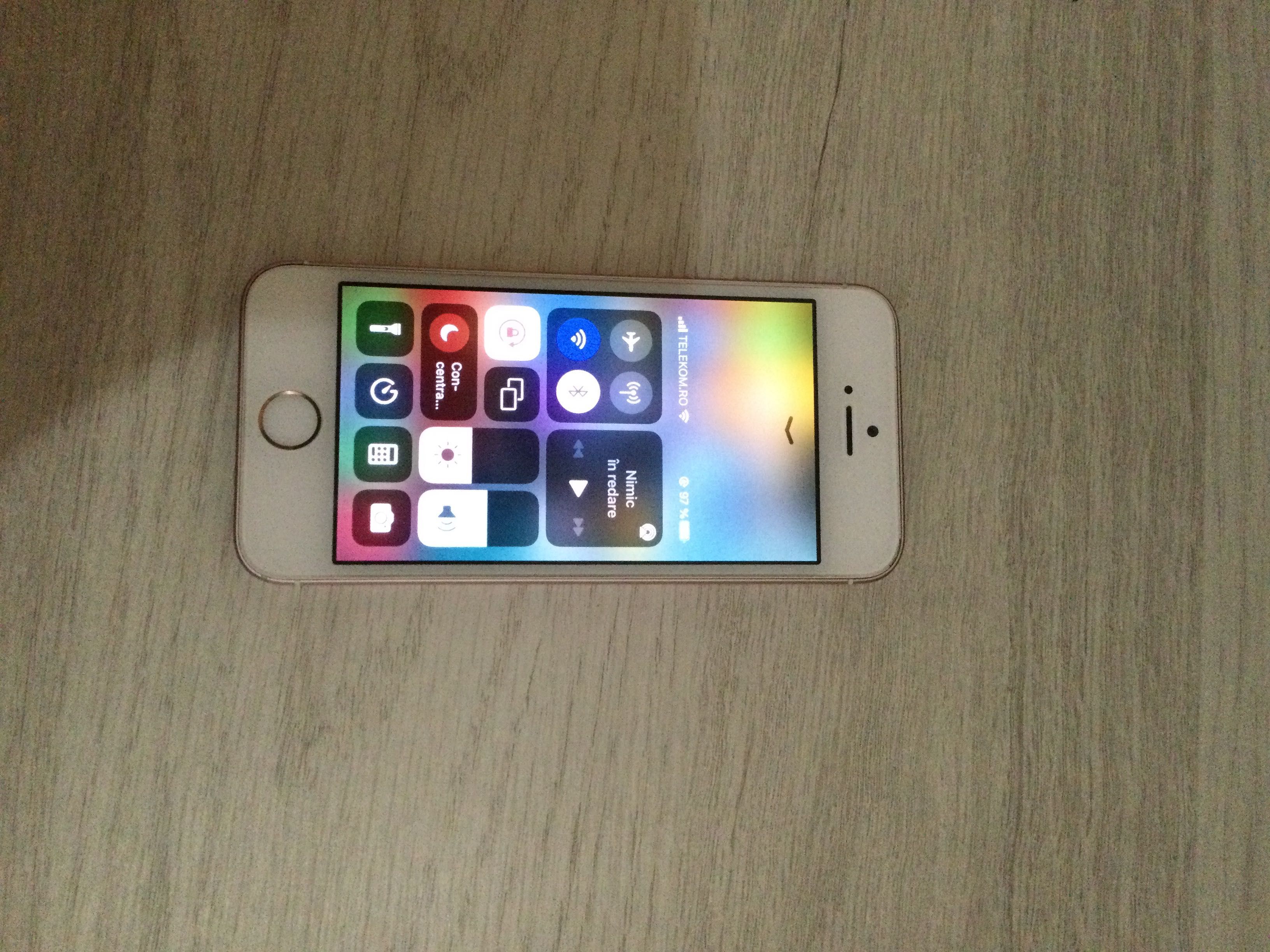 iphone se telefonu merge foarte bine si arata foarte bine