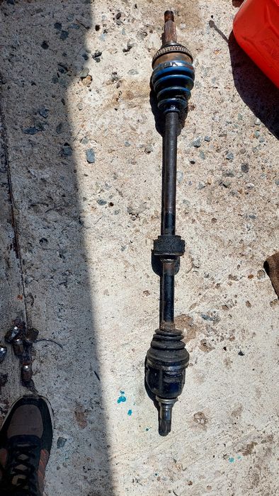 Карина Е Авенсис привод правый