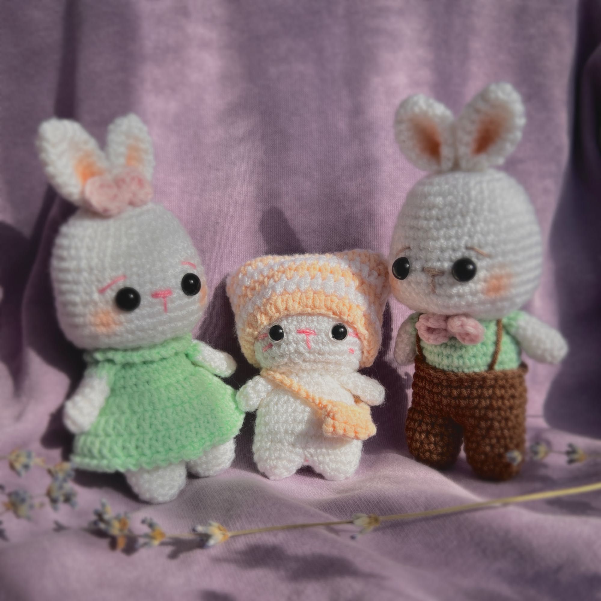 Играчка котенце със сладки аксесоари – ръчно изплетено на една кука