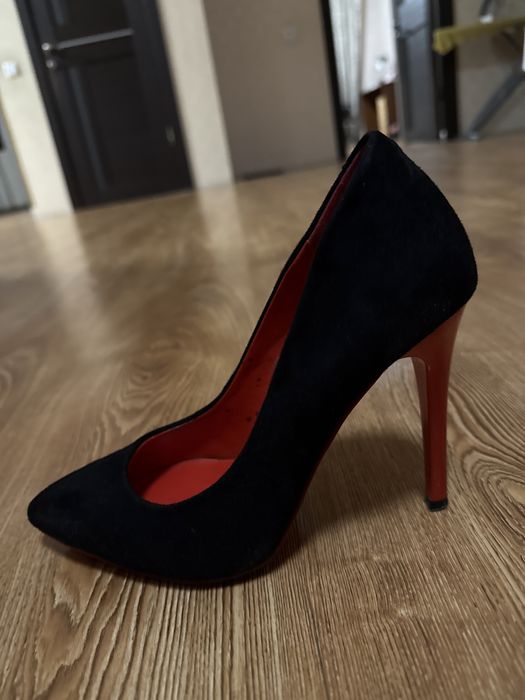 Продам обувь на высокой шпильке. Размер 35