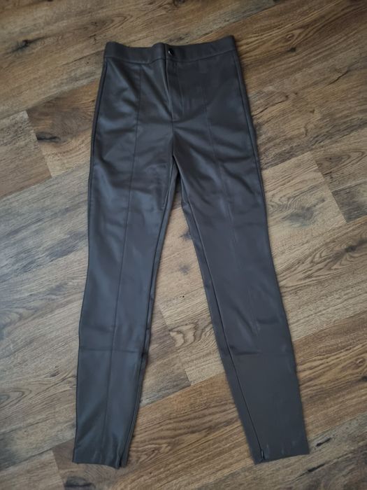 Кожен панталон на Зара