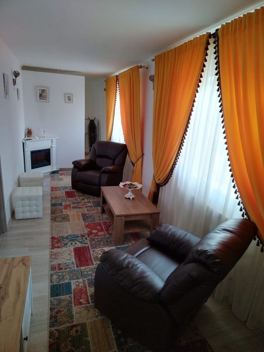 Vând apartament la casă
