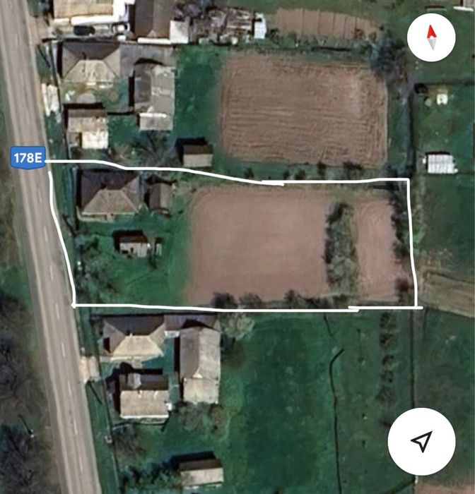 Teren+casa batraneasca de vânzare