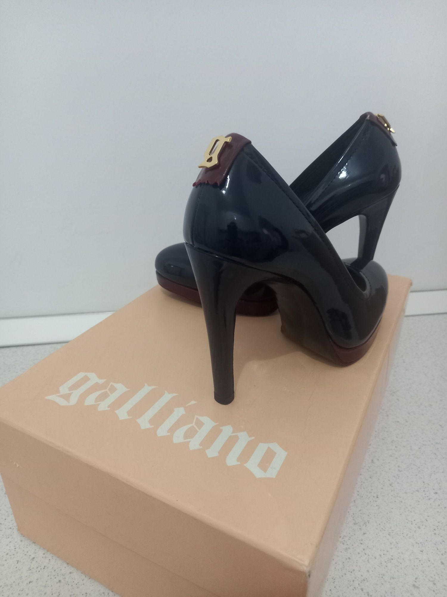 Pantofi noi Galliano nr 36