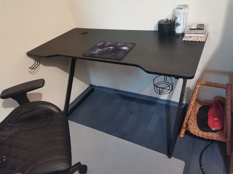 Геймърско бюро HALSTED 60x120 с поставка за чаша и слушалки