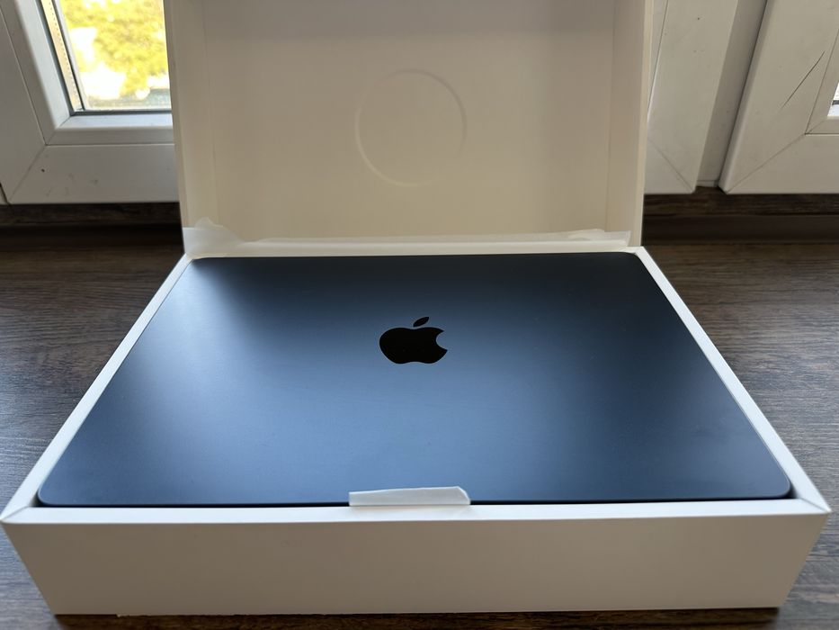 MacBook Air 13″ M3 • 16 GB • 512 G - чисто нов