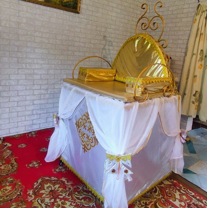 Алтын тақ,Лотос гүл Так Трон тегін емес