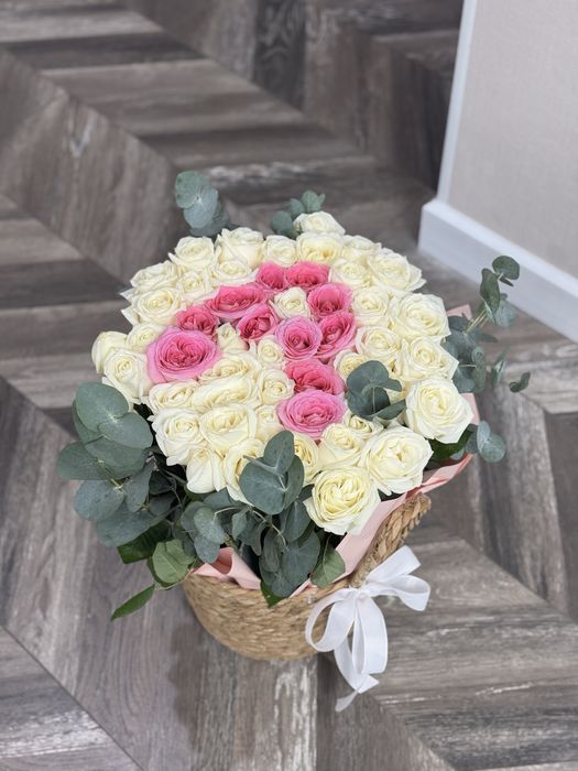 Букет, кашпо с розами в виде буквы А