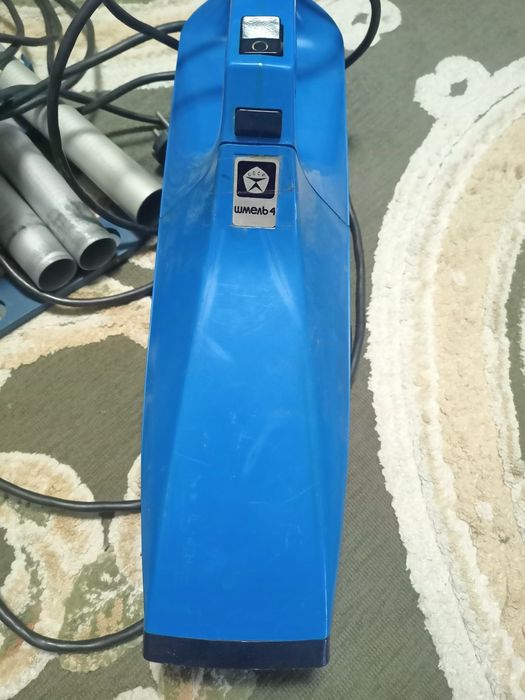 Продам портативный пылесос. Компактный с длинным шнуром и насадками.