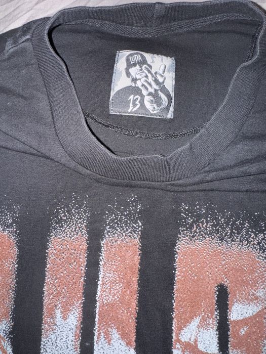 Тениска Luda,черен цвят с характерните за марката символи отпред и на