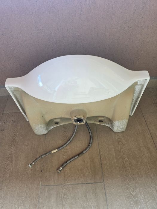 Батерия на "видима" и мивка