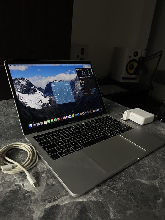 MacBook Pro 13" 2018 8GB RAM 256GB SSD Intel i5 2.3 GHz Quad Core