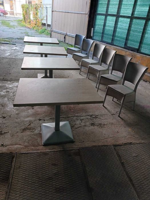 Mobilier : mese, canalpee, scaune