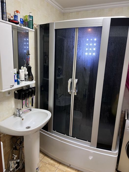 Продам душевую кабину, унитаз, раковину, зеркало