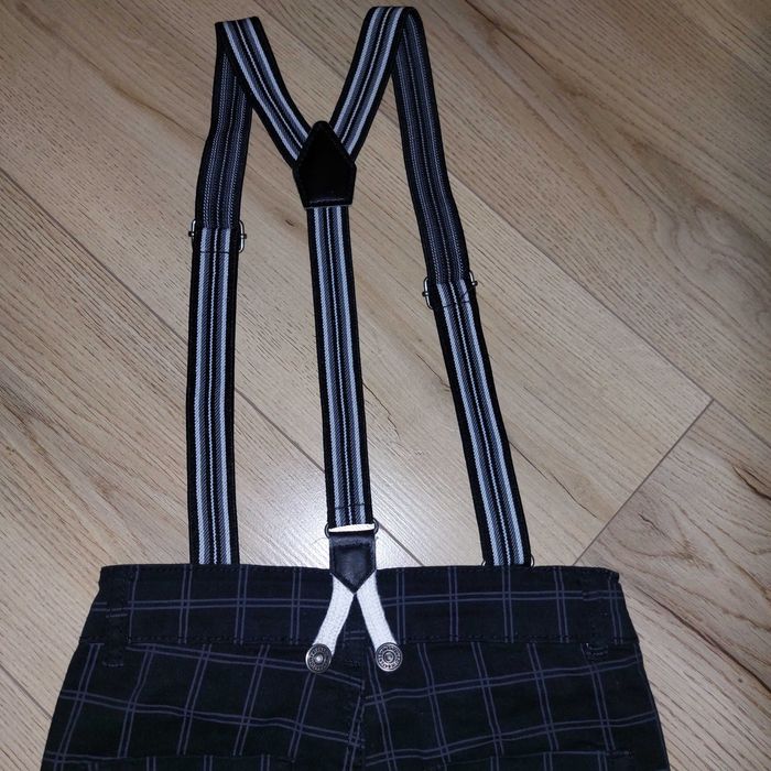 Pantaloni cu bretelele detașabile