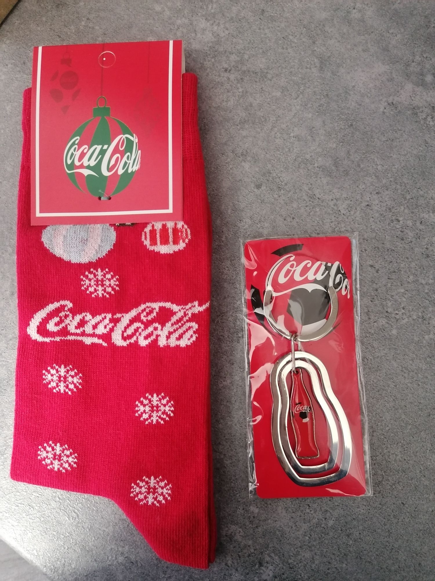 Coca-cola Set - Чорапи, метална кутия с капак, ключодържател