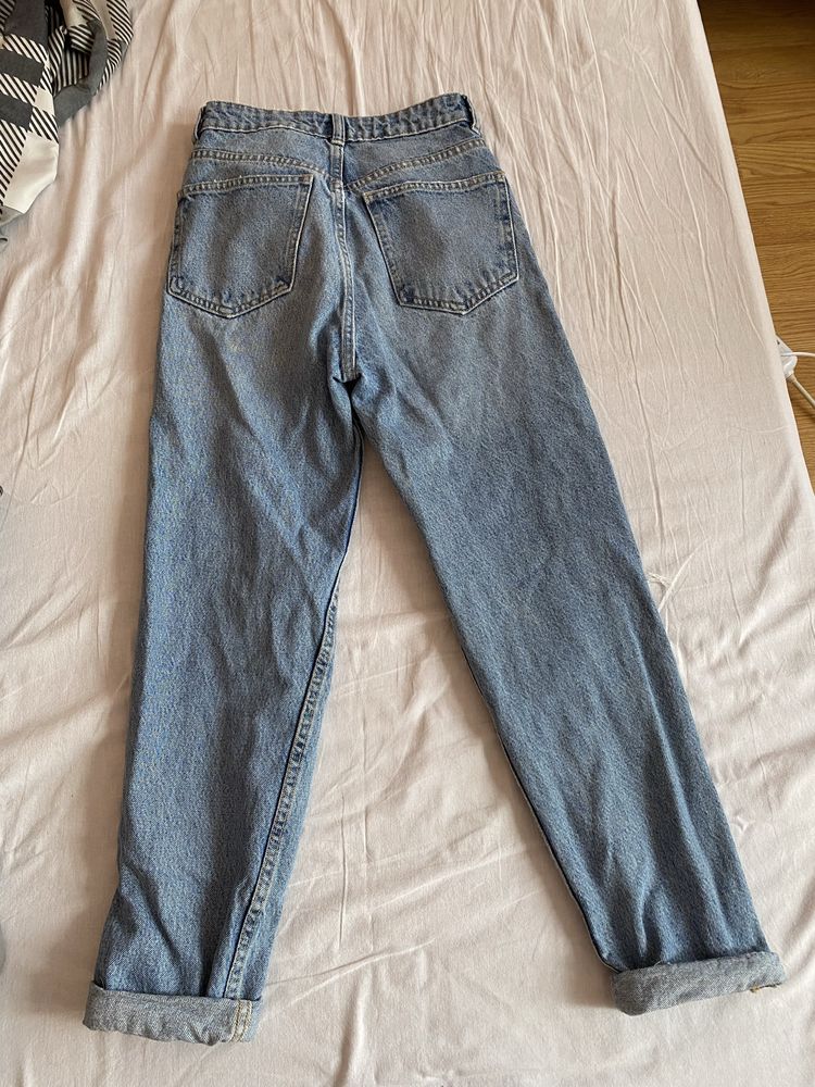 Скъсани дънки Zara