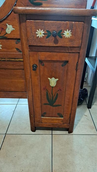 Toaleta din lemn cu oglinda ovalā rabatabilā, pictată manual