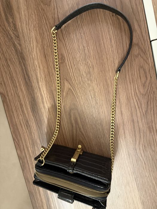 Чанта Guess от кожа и златни детайли