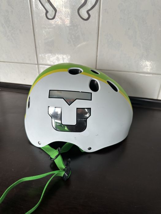2 броя каски DC и LIME