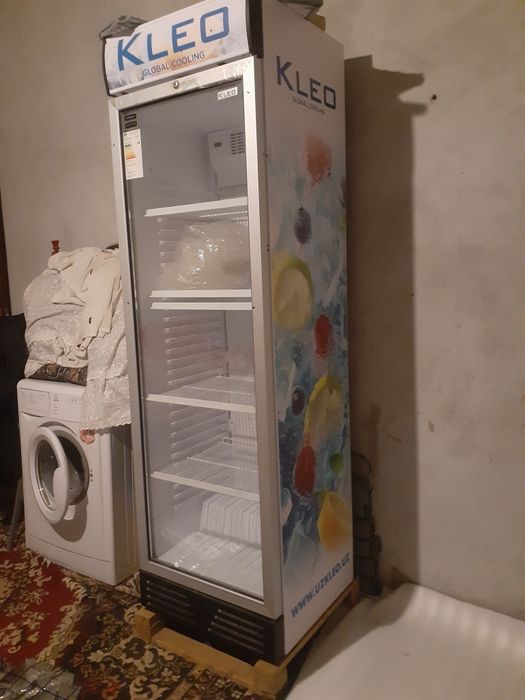 Vitrinniy xolodilnik