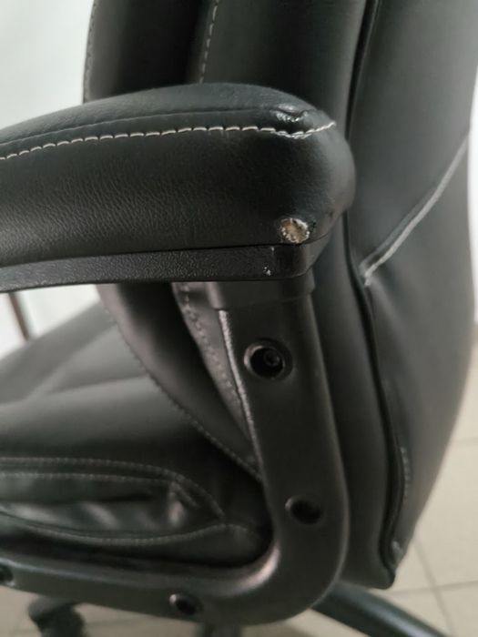 Masă cu patru scaune plus scaun de birou