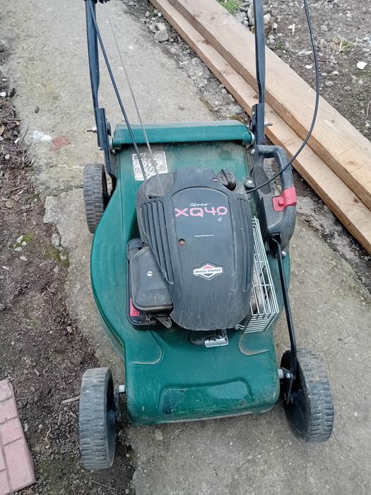 Vînd mașină de tuns iarba și 4 roți