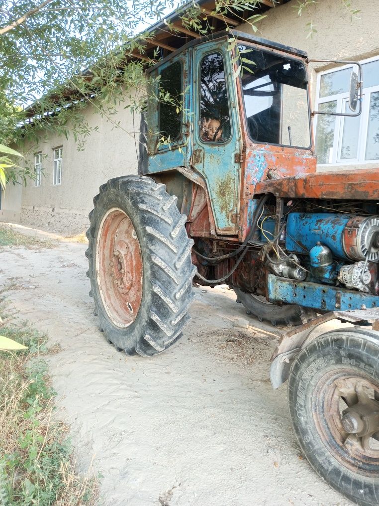 Traktor sotiladi