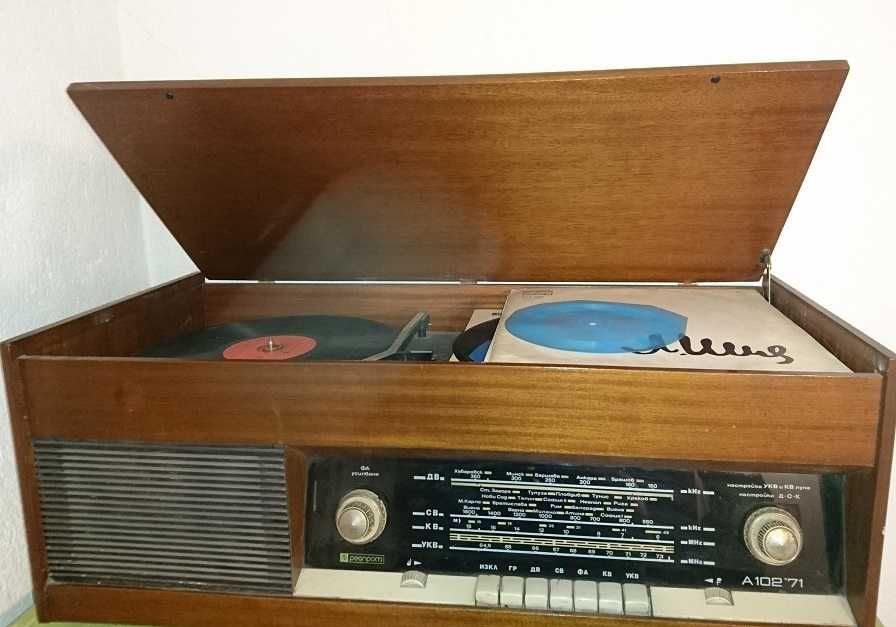 Грамофон и радио Респром А102 от 1971 година