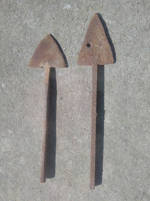 Продавам две антикварни стрелки за урала ковано желязо ръчни